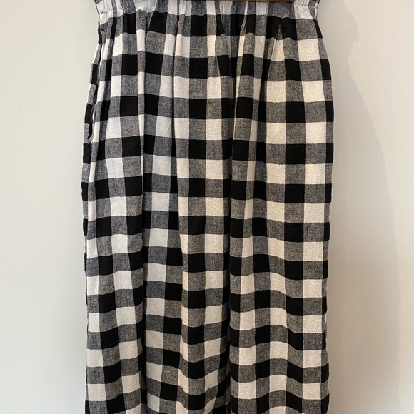 Plaid black and white long skirt. - Picture 5 of 7